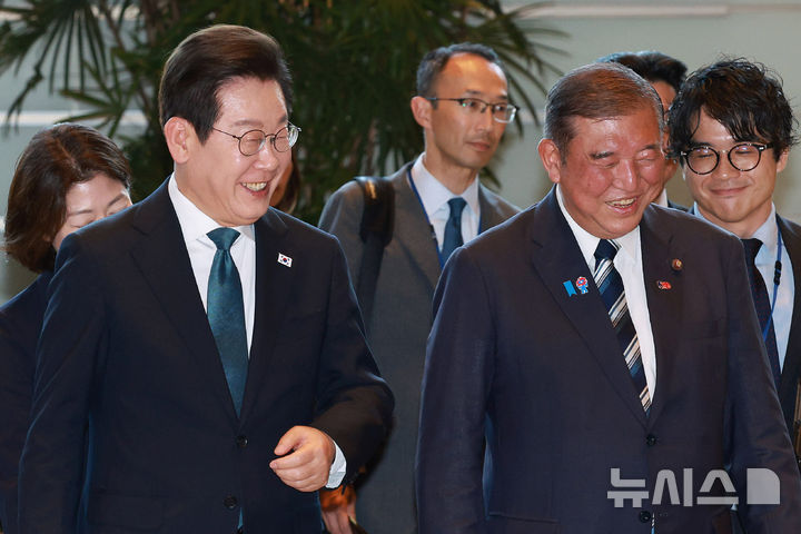[도쿄(일본)=뉴시스] 고범준 기자 = 이재명 대통령과 이시바 시게루 일본 총리가 23일(현지 시간) 일본 도쿄 총리 관저에서 정상회담을 하기 위해 이동하고 있다. 2025.08.23. bjko@newsis.com