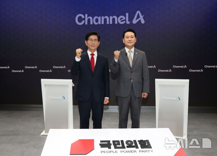 [서울=뉴시스] 국회사진기자단 = 국민의힘 당 대표 선거 결선에 진출한 김문수, 장동혁 후보가 23일 오후 서울 채널A 광화문 스튜디오에서 열린 방송토론에 앞서&nbsp; 포즈를 취하고 있다.&nbsp; 국민의힘은 24일부터 이틀동안 진행되는 당원 투표와 여론 조사를 거쳐, 26일 최종 당대표를 선출한다. 2025.08.23. photo@newsis.com 