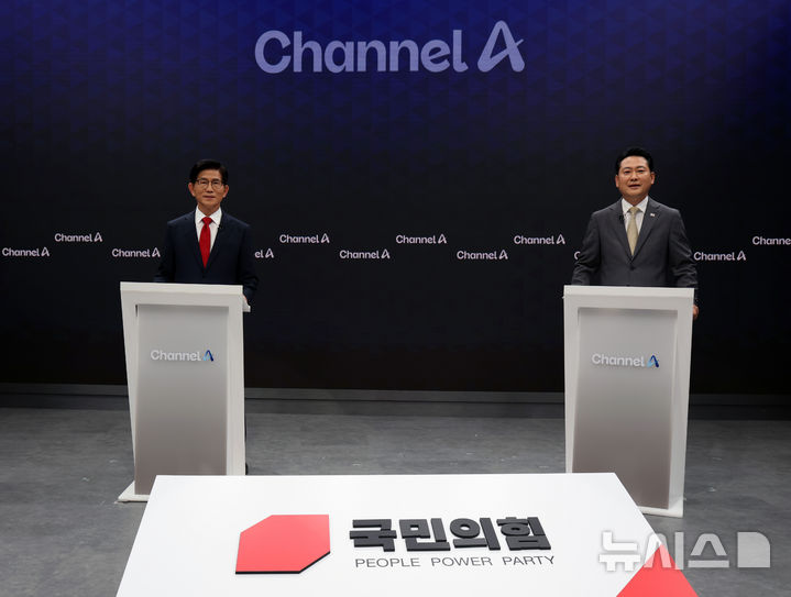 [서울=뉴시스] 국회사진기자단 = 국민의힘 당 대표 선거 결선에 진출한 김문수, 장동혁 후보가 23일 오후 서울 채널A 광화문 스튜디오에서 열린 방송토론에 참석해 토론 준비를 하고 있다. 국민의힘은 24일부터 이틀동안 진행되는 당원 투표와 여론 조사를 거쳐, 26일 최종 당대표를 선출한다. 2025.08.23. photo@newsis.com 