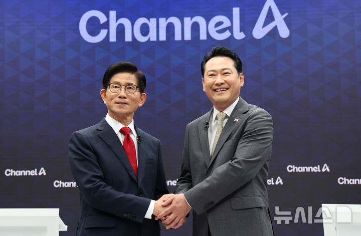 [서울=뉴시스] 국회사진기자단 = 국민의힘 당 대표 선거 결선에 진출한 김문수, 장동혁 후보가 23일 오후 서울 채널A 광화문 스튜디오에서 열린 방송토론에 앞서 악수를 하고 있다. 국민의힘은 24일부터 이틀동안 진행되는 당원 투표와 여론 조사를 거쳐, 26일 최종 당대표를 선출한다. 2025.08.23. photo@newsis.com 