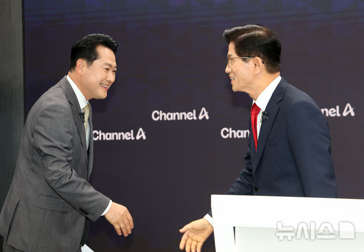 [서울=뉴시스] 국회사진기자단 = 국민의힘 당 대표 선거 결선에 진출한 김문수, 장동혁 후보가 23일 오후 서울 채널A 광화문 스튜디오에서 열린 방송토론에 앞서 인사를 하고 있다. 국민의힘은 24일부터 이틀동안 진행되는 당원 투표와 여론 조사를 거쳐, 26일 최종 당대표를 선출한다. 2025.08.23. photo@newsis.com 