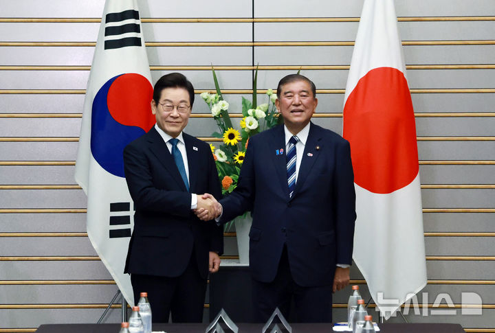 [도쿄(일본)=뉴시스] 고범준 기자 = 이재명 대통령과 이시바 시게루 일본 총리가 23일(현지 시간) 일본 도쿄 총리 관저에서 확대 정상회담 기념촬영을 하고 있다. 2025.08.23. bjko@newsis.com