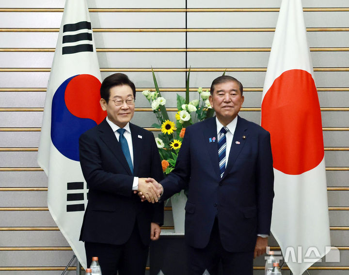 [도쿄(일본)=뉴시스] 고범준 기자 = 이재명 대통령과 이시바 시게루 일본 총리가 23일(현지 시간) 일본 도쿄 총리 관저에서 확대 정상회담 기념촬영을 하고 있다. 2025.08.23. bjko@newsis.com