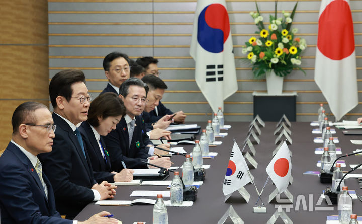 [도쿄(일본)=뉴시스] 고범준 기자 = 이재명 대통령이 23일(현지 시간) 일본 도쿄 총리 관저에서 이시바 시게루 일본 총리와 확대 정상회담 발언을 하고 있다. 2025.08.23. bjko@newsis.com