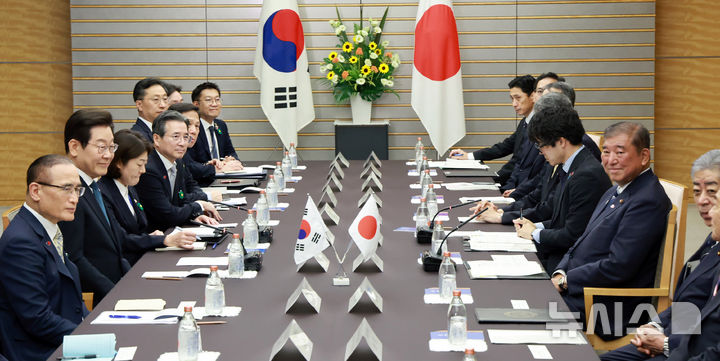 [도쿄(일본)=뉴시스] 고범준 기자 = 이재명 대통령과 이시바 시게루 일본 총리가 23일(현지 시간) 일본 도쿄 총리 관저에서 확대 정상회담을 하고 있다. 2025.08.23. bjko@newsis.com