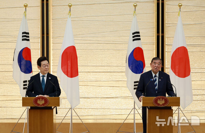 [도쿄=뉴시스] 고범준 기자 = 이재명 대통령과 이시바 시게루 일본 총리가 23일(현지 시간) 일본 도쿄 총리 관저에서 한일 공동언론발표를 하고 있다. 2025.08.23. bjko@newsis.com