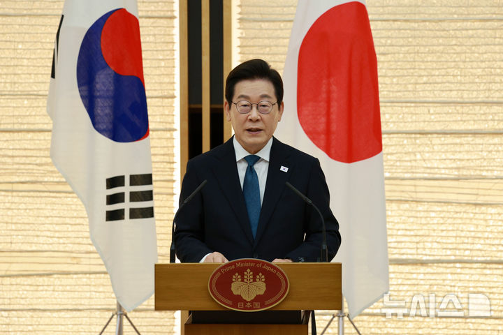 [도쿄=뉴시스] 고범준 기자 = 이재명 대통령이 23일(현지 시간) 일본 도쿄 총리 관저에서 이시바 시게루 일본 총리와 정상회담을 마친 뒤 한일 공동언론발표를 하고 있다. 2025.08.23. bjko@newsis.com