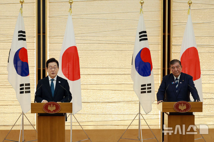 [도쿄=뉴시스] 고범준 기자 = 이재명 대통령이 23일(현지 시간) 일본 도쿄 총리 관저에서 이시바 시게루 일본 총리와 정상회담을 마친 뒤 한일 공동언론발표를 하고 있다. 2025.08.23. bjko@newsis.com