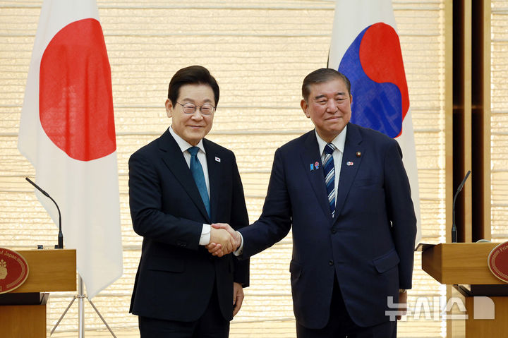 [도쿄=뉴시스] 고범준 기자 = 이재명 대통령과 이시바 시게루 일본 총리가 23일(현지 시간) 일본 도쿄 총리 관저에서 한일 공동언론발표를 마친 뒤 악수하고 있다. 2025.08.23. bjko@newsis.com