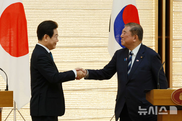 [도쿄=뉴시스] 고범준 기자 = 이재명 대통령과 이시바 시게루 일본 총리가 23일(현지 시간) 일본 도쿄 총리 관저에서 한일 공동언론발표를 마친 뒤 악수하고 있다. 2025.08.23. bjko@newsis.com