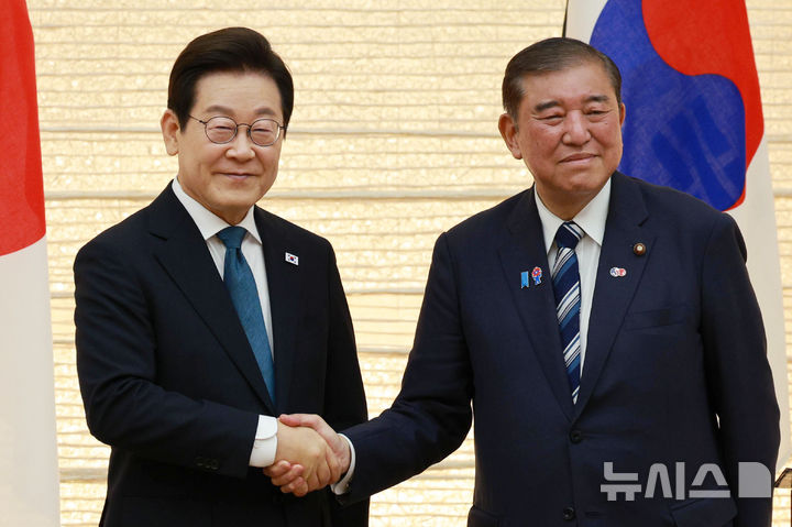 [도쿄=뉴시스] 고범준 기자 = 이재명 대통령과 이시바 시게루 일본 총리가 23일(현지 시간) 일본 도쿄 총리 관저에서 한일 공동언론발표를 마친 뒤 악수하고 있다. 2025.08.23. bjko@newsis.com
