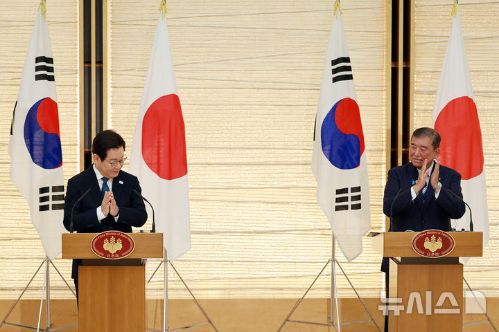 [도쿄=뉴시스] 고범준 기자 = 이재명 대통령과 이시바 시게루 일본 총리가 23일(현지 시간) 일본 도쿄 총리 관저에서 한일 공동언론발표를 마친 뒤 박수 치고 있다. 2025.08.23. bjko@newsis.com
