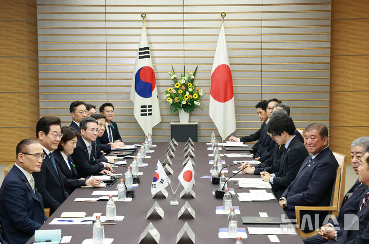 [도쿄=뉴시스] 고범준 기자 = 이재명 대통령과 이시바 시게루 일본 총리가 23일(현지 시간) 일본 도쿄 총리 관저에서 한일 확대 정상회담을 하고 있다. 2025.08.23. bjko@newsis.com