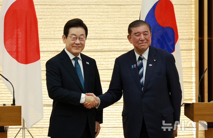 [도쿄=뉴시스] 고범준 기자 = 이재명 대통령과 이시바 시게루 일본 총리가 23일(현지 시간) 일본 도쿄 총리 관저에서 한일 공동언론발표를 마친 뒤 악수하고 있다. 2025.08.23. bjko@newsis.com