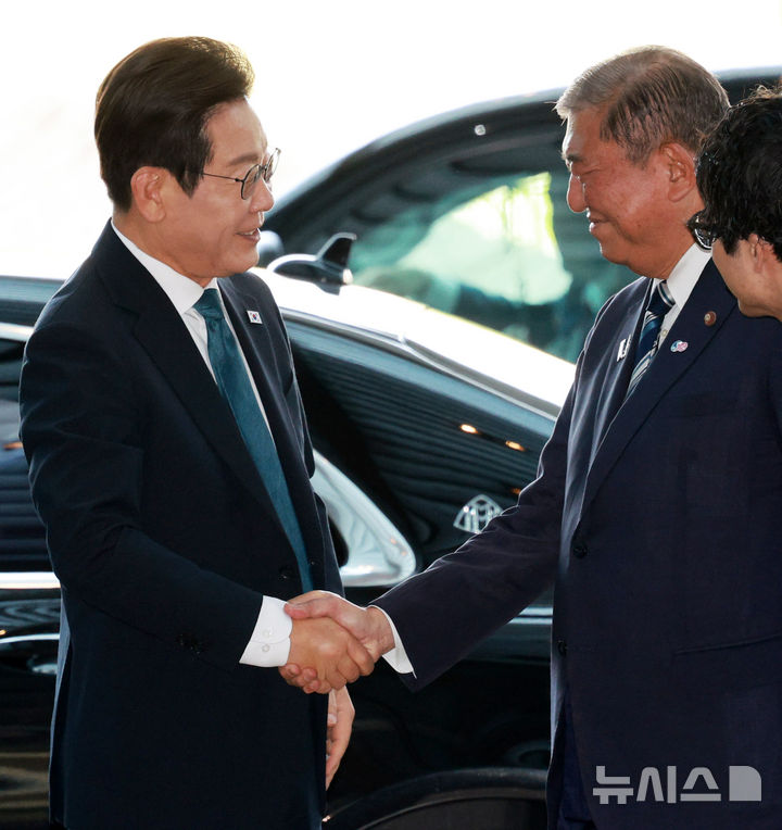[도쿄=뉴시스] 고범준 기자 = 이재명 대통령이 23일(현지 시간) 이시바 시게루 일본 총리와 정상회담을 하기 위해 일본 도쿄 총리 관저에 도착하며 악수하고 있다. 2025.08.23. bjko@newsis.com
