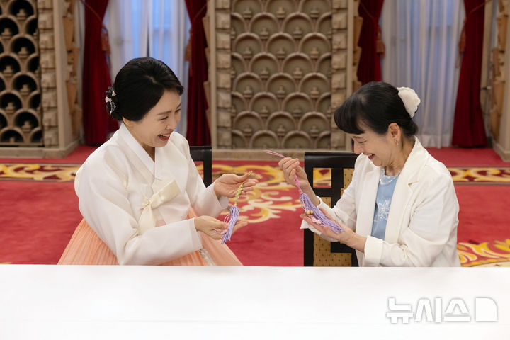 [도쿄=뉴시스] 고범준 기자 = 김혜경 여사와 이시바 시게루 일본 총리의 부인 이시바 요시코 여사가 23일 일본 도쿄 총리 관저에서 친교 일정으로 한일 양국의 전통 매듭 만들기 체험을 하고 있다. (공동취재) 2025.08.23. bjko@newsis.com