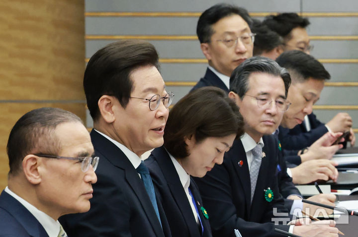[도쿄=뉴시스] 고범준 기자 = 이재명 대통령이 23일(현지 시간) 일본 도쿄 총리 관저에서 이시바 시게루 일본 총리와 한일 확대 정상회담 발언을 하고 있다. 2025.08.23. bjko@newsis.com