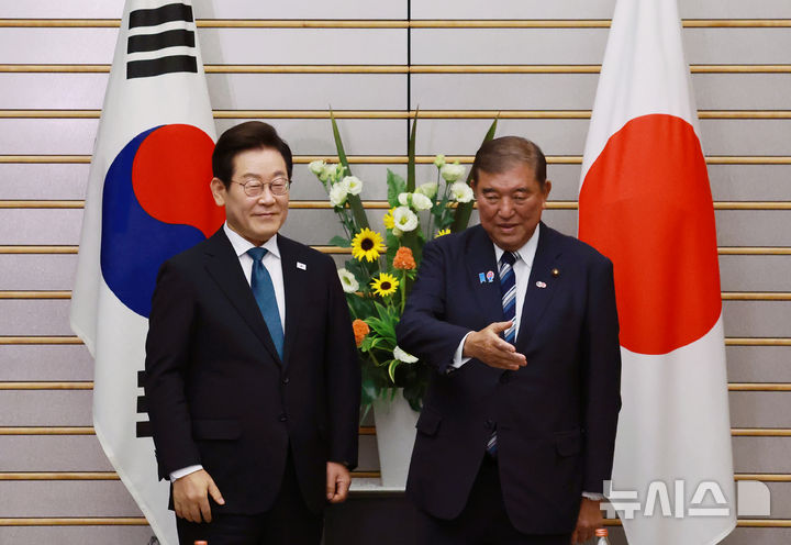 [도쿄=뉴시스] 고범준 기자 = 일본 정부는 이시바 시게루(石破茂) 총리의 한국 방문과 관련 양국 간 새로운 진전 등에 대해 논의할 수 있는 중요한 기회라고 29일 밝혔다. 사진은 이재명 대통령이 지난달 23일 일본 도쿄 총리 관저에서 이시바 시게루 일본 총리와 한일 확대 정상회담 기념촬영을 마치고 자리 안내를 받고 있는 모습. 2025.09.29. bjko@newsis.com