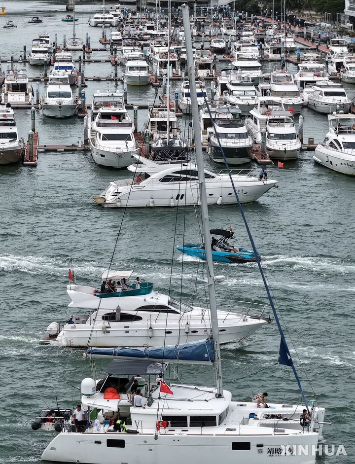 [산야 (중국)= 신화/뉴시스] 올해 제16호 태풍 ‘타파’가 8일 중국 남부 광둥성에 상륙할 것으로 예상된다. 사진은 지난 8월 23일 중국 하이난성의 항구도시 산야의 항만에서 제 13호 태풍 카지키의 상륙에 대비해 대피한 선박들의 모습. 2025.09.07