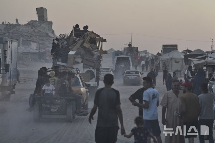 [AP/뉴시스] 23일 이스라엘 군의 본격적 점령 공격이 임박한 가자 시티에서 사람들이 가재 도구를 싣고 해변가로 피난가고 있다 