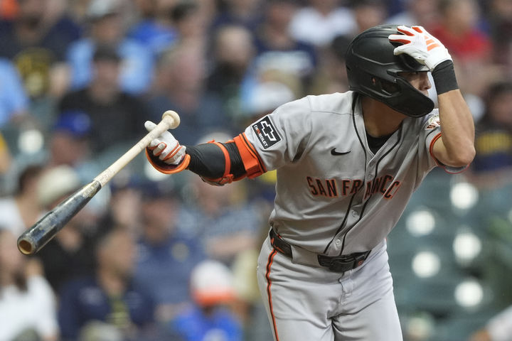 [밀워키=AP/뉴시스] 샌프란시스코 자이언츠의 이정후가 23일(현지 시간) 미 위스콘신주 밀워키 아메리칸 패밀리 필드에서 열린 2025 메이저리그 밀워키 브루어스와의 경기 5회 초 중전 안타로 진루하고 있다. 2025.08.24.