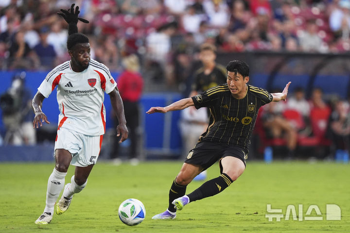 [프리스코=AP/뉴시스] 로스앤젤레스(LA) FC의 손흥민(오른쪽)이 23일(현지 시간) 미 텍사스주 프리스코 도요타 스타디움에서 열린 2025 메이저리그사커(MLS) FC 댈러스와 경기 중 공을 다투고 있다. 손흥민은 전반 6분 프리킥으로 선제골을 넣어 MLS 데뷔골을 기록했다. 2025.08.24. 