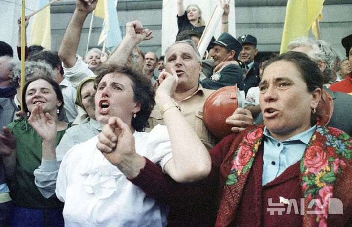 [AP/뉴시스] 34년 전인 1991년 8월 24일 사진으로 우크라인들이 독립이 선포되자 국회 앞에서 축하하고 있다 