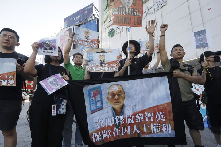 [타이베이=AP/뉴시스] 홍콩 민주화 운동가이자 반중 언론인 지미 라이의 건강이 수감 생활로 크게 나빠졌다는 주장이 제기됐다. 사진은 홍콩 활동가들과 지지자들이 지난 8월 24일 대만 타이베이에서 지미 라이 석방을 촉구하는 집회에 참석한 모습. 2025.12.05.