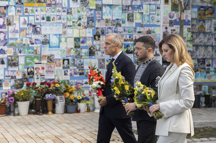 [키이우=AP/뉴시스] 마크 카니 캐나다 총리(왼쪽)가 볼로디미르 젤렌스키 우크라이나 대통령 부부와 함께 24일(현지 시간) 키이우에 있는 우크라이나 전사자 추모의 벽에서 헌화하고 있다. 2025.08.25.