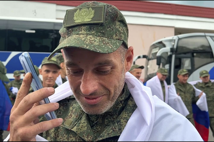 [벨라루스=AP/뉴시스] 러시아와 우크라이나가 24일(현지 시간) 각각 146명의 전쟁포로를 맞교환했다. 사진은 석방된 러시아 군인이 벨라루스에서 가족과 통화하는 모습. 2025.08.25 