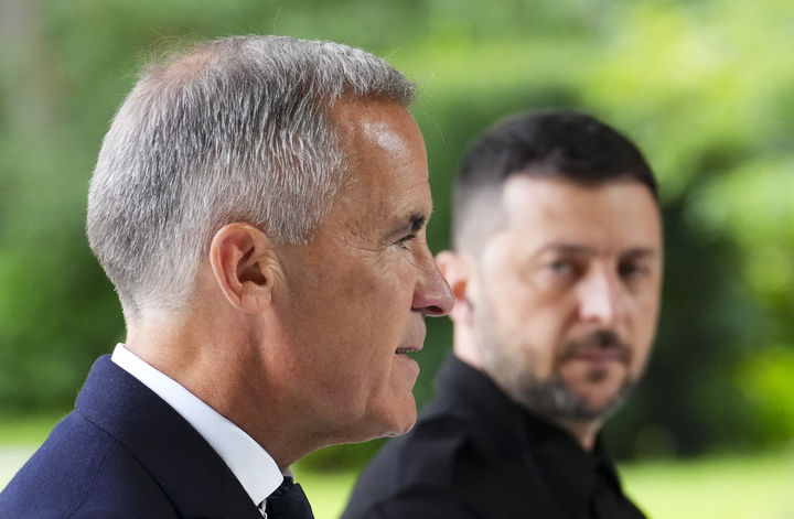 [키이우=AP뉴시스] 마크 카니 캐나다 총리(왼쪽)와 볼로디미르 젤렌스키 우크라이나 대통령이 24일(현지 시간) 우크라이나 키이우 마린스키궁에서 공동 기자회견을 하고 있다. 2025.08.25.