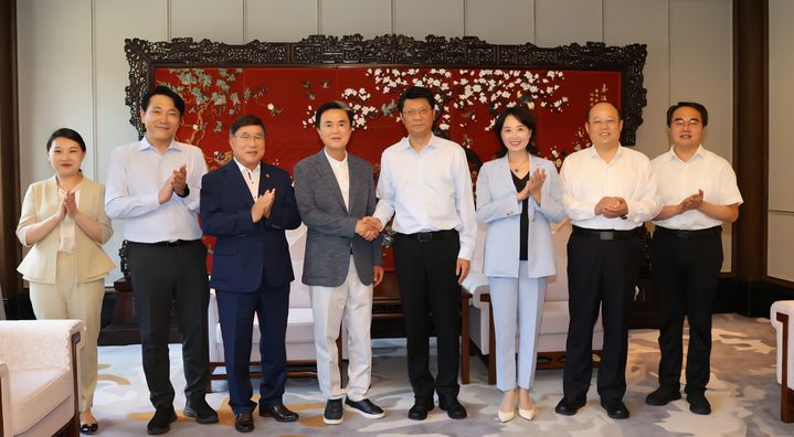 [홍성=뉴시스] 유효상 기자 = 김태흠 충남지사가 23일 양저우시 영빈관에서 왕진지앤 양저우시 당서기와 만나 환담한 후 방문단 일행들과 기념촬영을 하고 있다. (사진=충남도 제공) 2025.08.24 photo@newsis.com *재판매 및 DB 금지