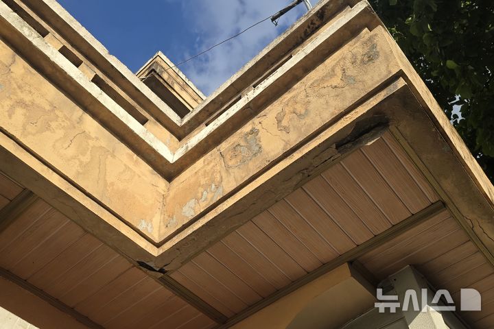 [광주=뉴시스] 광주 도시철도 2호선 6공구 공사 여파로 주변 한 노후 주택 처마가 갈라져있다. (사진 = 독자 제공) 2025.08.24. photo@newsis.com