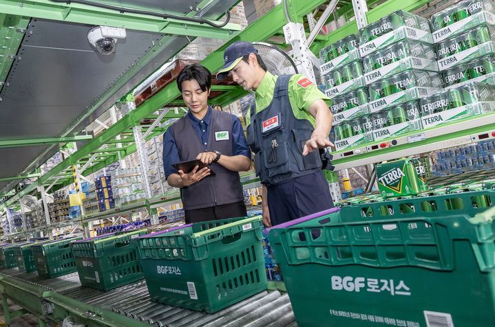[서울=뉴시스]BGF로지스 직원과 에스원 근무자가 남사센터에서 물류추적 시스템을 확인하고 있다.(사진=에스원 제공) photo@newsis.com *재판매 및 DB 금지