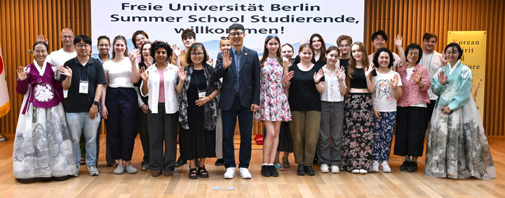 [안동=뉴시스] 독일 베를린 자유대학 썸머스쿨 대학생들이 지난 22일 경북도청을 방문해 기념사진을 찍고 있다. (사진=경북도 제공) 2025.08.24. photo@newsis.com *재판매 및 DB 금지