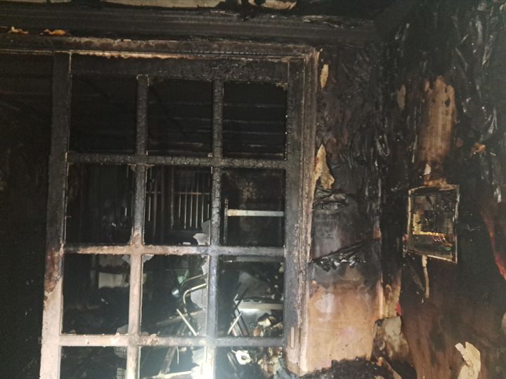 [울산=뉴시스] 박수지 기자 = 24일 오전 울산시 울주군 온산읍 덕신리 다세대주택에서 불이나 내부가 까맣게 타 있다. (사진=울산소방본부 제공) 2025.08.24. photo@newsis.com&nbsp; *재판매 및 DB 금지