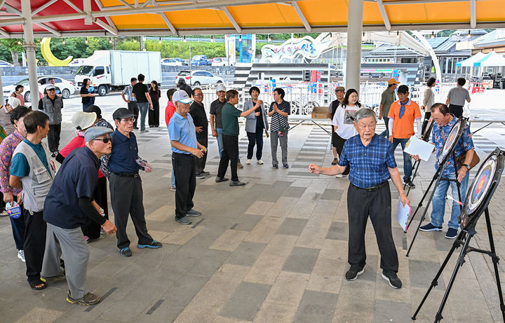 정선군 신동읍 대박장터에서 지난 23일까지 열린 ‘와요와요 대박장터 문화축제’의 어르신들을 위한 한궁대회 모습.(사진=정선군 제공) *재판매 및 DB 금지