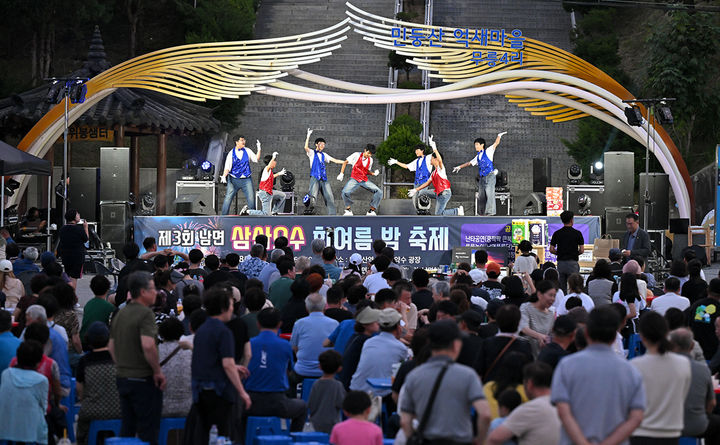 정선군 민둥산역 거북이약수 광장에서 열린 ‘제3회 남면 삼산오수 한여름 밤 축제’를 찾은 관광객과 주민들이 인산인해를 이루고 있다.(사진=정선군 제공) *재판매 및 DB 금지