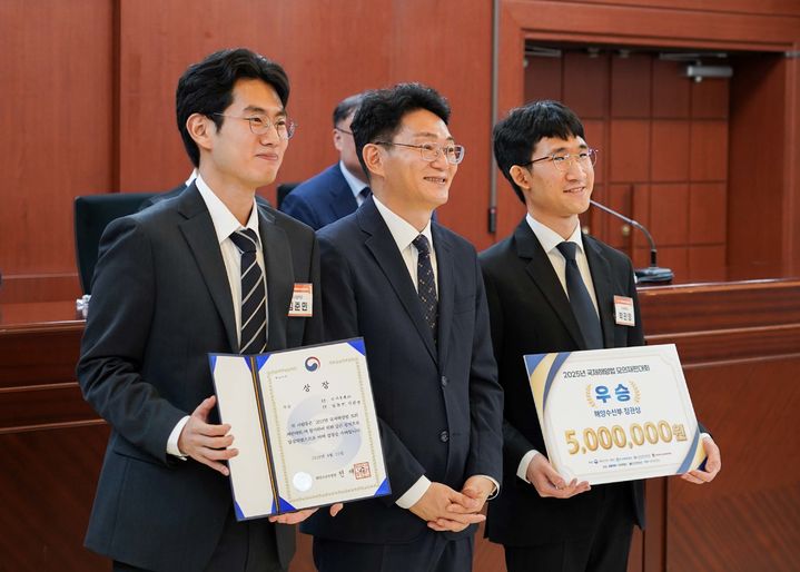 [서울=뉴시스]해양수산부가 지난 22일 고려대학교에서 개최한 '2025년 국제해양법 모의재판대회'에서 우승팀인 식사동학파팀과 최현호 해수부 국제협력정책관(가운데)이 기념촬영을 하는 모습. 2025.08.24. (사진=해수부 제공) photo@newsis.com *재판매 및 DB 금지