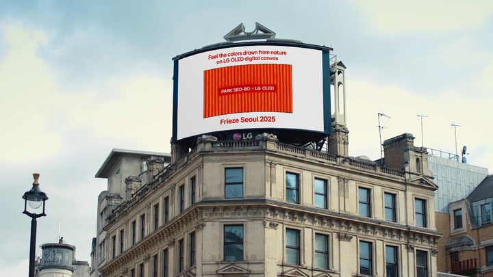 [서울=뉴시스]LG전자는 내달 3일부터 나흘간 서울 코엑스에서 열리는 세계적인 아트페어 '프리즈 서울 2025'에 참가해 한국 단색화의 거장 고(故) 박서보 화백의 작품을 LG 올레드 TV를 통해 선보인다. 런던 피카딜리 광장에 위치한 대형 전광판에서 예고 영상을 상영하고 있다. (사진 = LG전자) 2025.08.24. photo@newsis.com&nbsp; *재판매 및 DB 금지