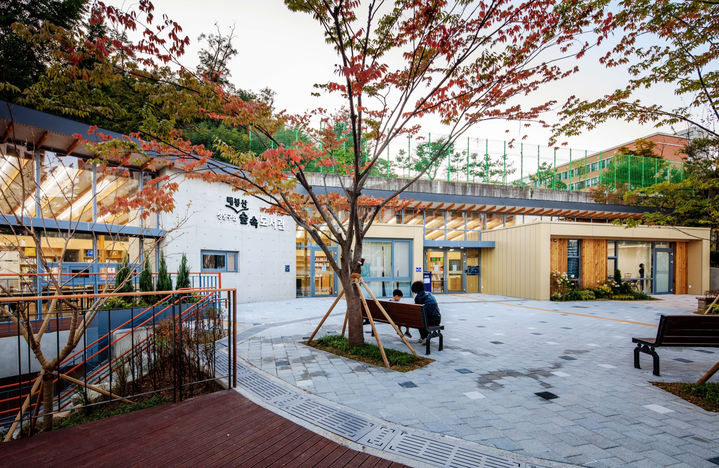 매봉산숲속도서관에서 매봉산 둘레길로 이어지는 야외 베란다에 마련된 '팝업 야외도서관' (사진=성동문화재단 제공) *재판매 및 DB 금지