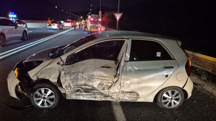 [논산=뉴시스] 지난 23일 오후 9시14분께 호남지선 회덕방향 벌곡휴게소에 주유하러 들렀던 모닝이 운전자 없는 상태에서 비탈길을 내려가 본선으로 흘러 본선 주행 차량 4대와 잇따라 충돌한 후 멈춰섰다. (사진=논산소방서 제공) 2025.08.24. photo@newsis.com *재판매 및 DB 금지