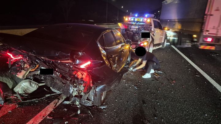 [논산=뉴시스] 지난 23일 오후 9시14분께 호남지선 회덕방향 벌곡휴게소 부근에서 난 5중 충돌사고로 부서진 제네시스 차량을 레커차 운전자가 견인을 준비하고 있다. (사진=논산소방서 제공) 2025.08.24. photo@newsis.com *재판매 및 DB 금지