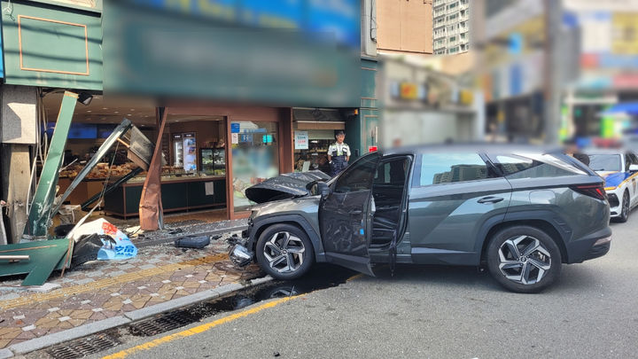 [부산=뉴시스] 24일 오전 9시20분께 부산 금정구의 한 초등학교에서 금정우체국 방향 2차로를 달리던 SUV 차량이 인근 상가로 돌진해 매장 출입구를 들이받았다. (사진=부산 금정경찰서 제공) 2025.08.24. photo@newsis.com *재판매 및 DB 금지