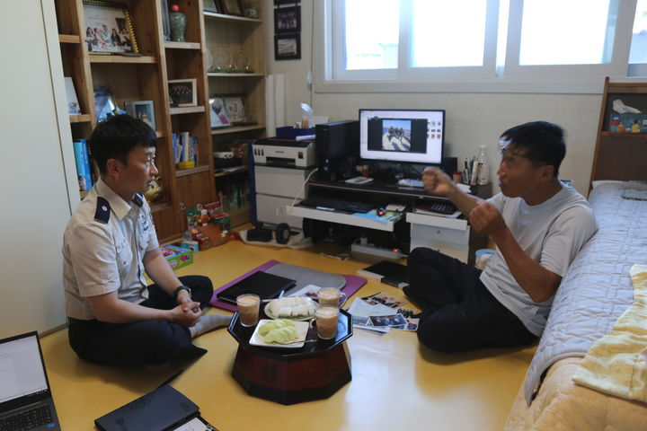 [태안=뉴시스] 지난 22일 태안소방서 직원이 태안 시내 있는 김무환(오른쪽) 퇴직 선배 소방관 집을 찾아 김 소방위로부터 소방서의 역사를 듣고 있다. (사진=태안소방서 제공) 2025.08.24. photo@newsis.com *재판매 및 DB 금지