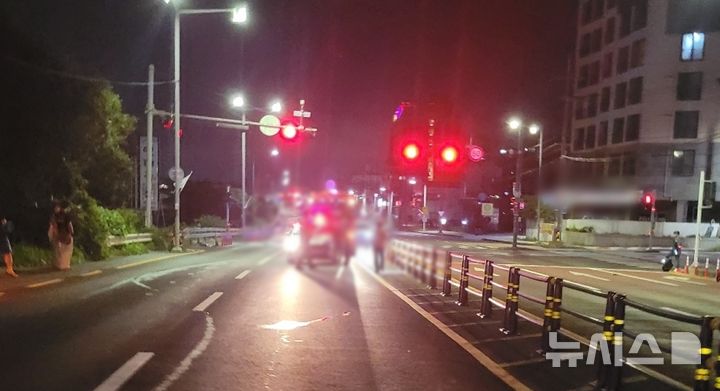 [제주=뉴시스] 23일 오전 제주시 외도동 소재 도로에서 차량과 자전거가 충돌해 소방당국이 수습에 나서고 있다. (사진=제주소방안전본부 제공) 2025.08.24. photo@newsis.com