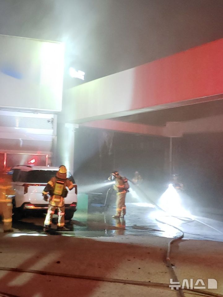 [김포=뉴시스] 정일형 기자 = 차량 1대 전소된 모습. (사진= 김포소방서 제공)