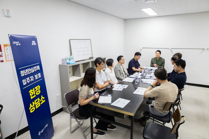 [서울=뉴시스] 오세훈 서울시장이 24일(일) 오전 잠실센트럴파크에 마련된 ‘청년안심주택 입주자 보호 주말 현장상담소’를 방문해 최근 발생한 청년안심주택 강제경매 등의 사태를 점검하고, 상담소 운영상황을 확인하고 있다. 2025.08.24. (사진=서울시 제공) *재판매 및 DB 금지