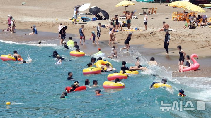 [제주=뉴시스] 오영재 기자 = 24일 오전 제주 서귀포시 중문색달해수욕장에서 피서객들이 물놀이를 하고 있다. 2025.08.24. oyj4343@newsis.com 
