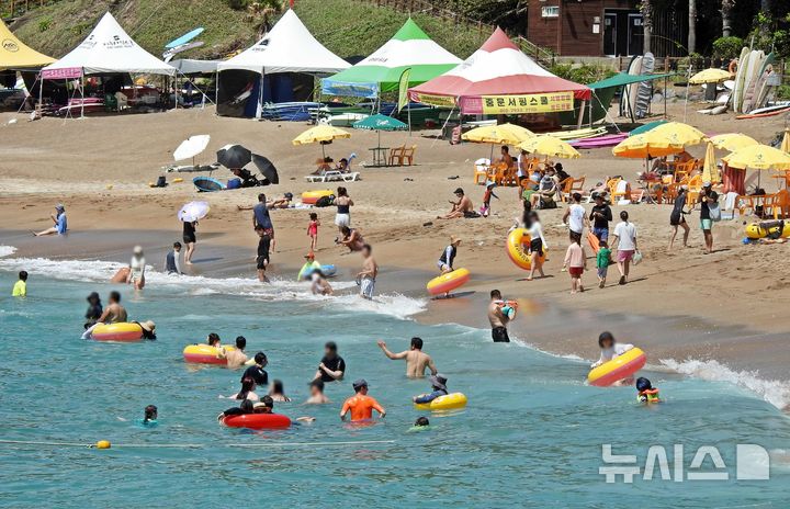 [제주=뉴시스] 오영재 기자 = 24일 오전 제주 서귀포시 중문색달해수욕장에서 피서객들이 물놀이를 하고 있다. 2025.08.24. oyj4343@newsis.com 